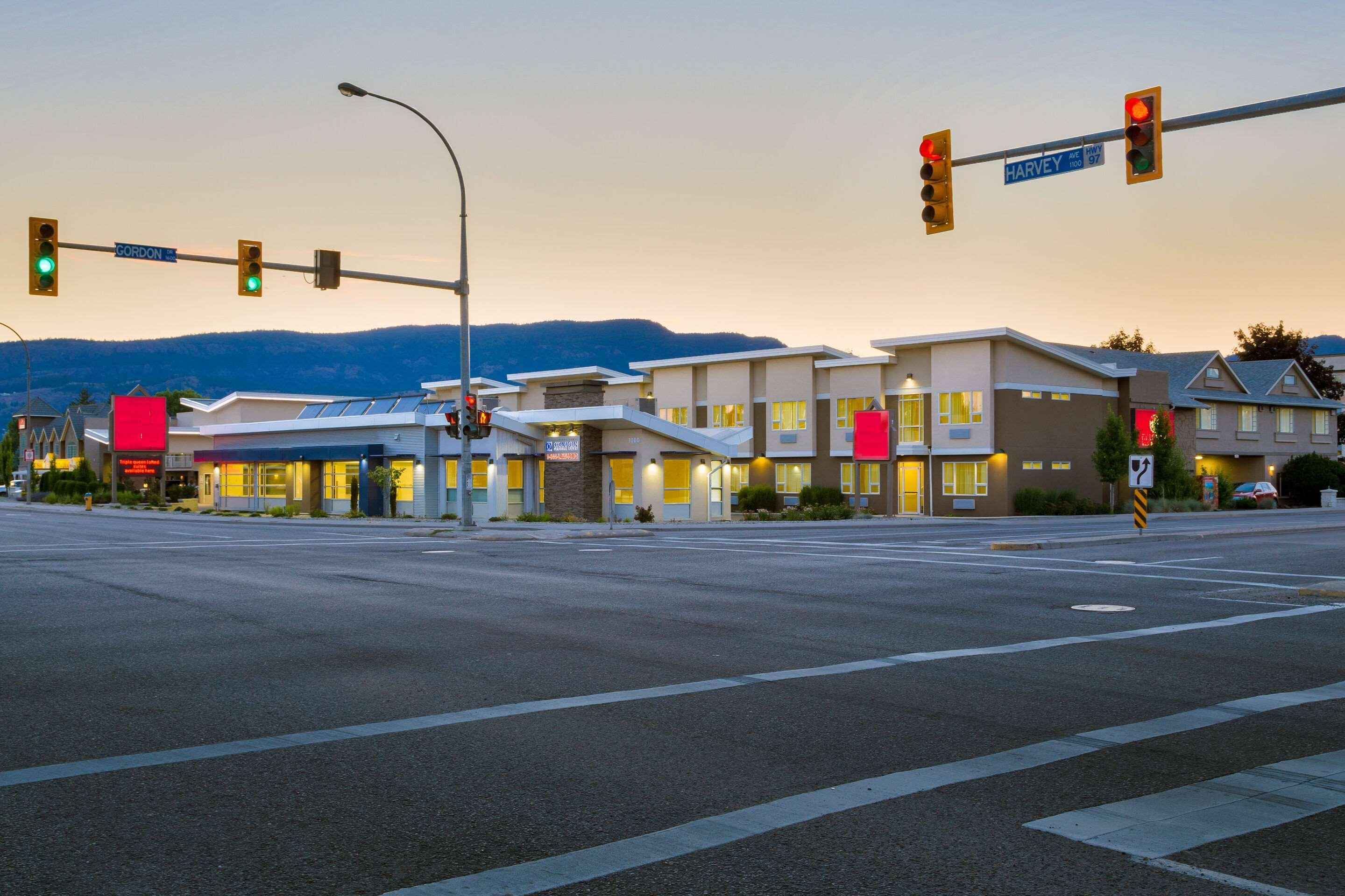 Econo Lodge Inn & Suites Kelowna Exterior photo