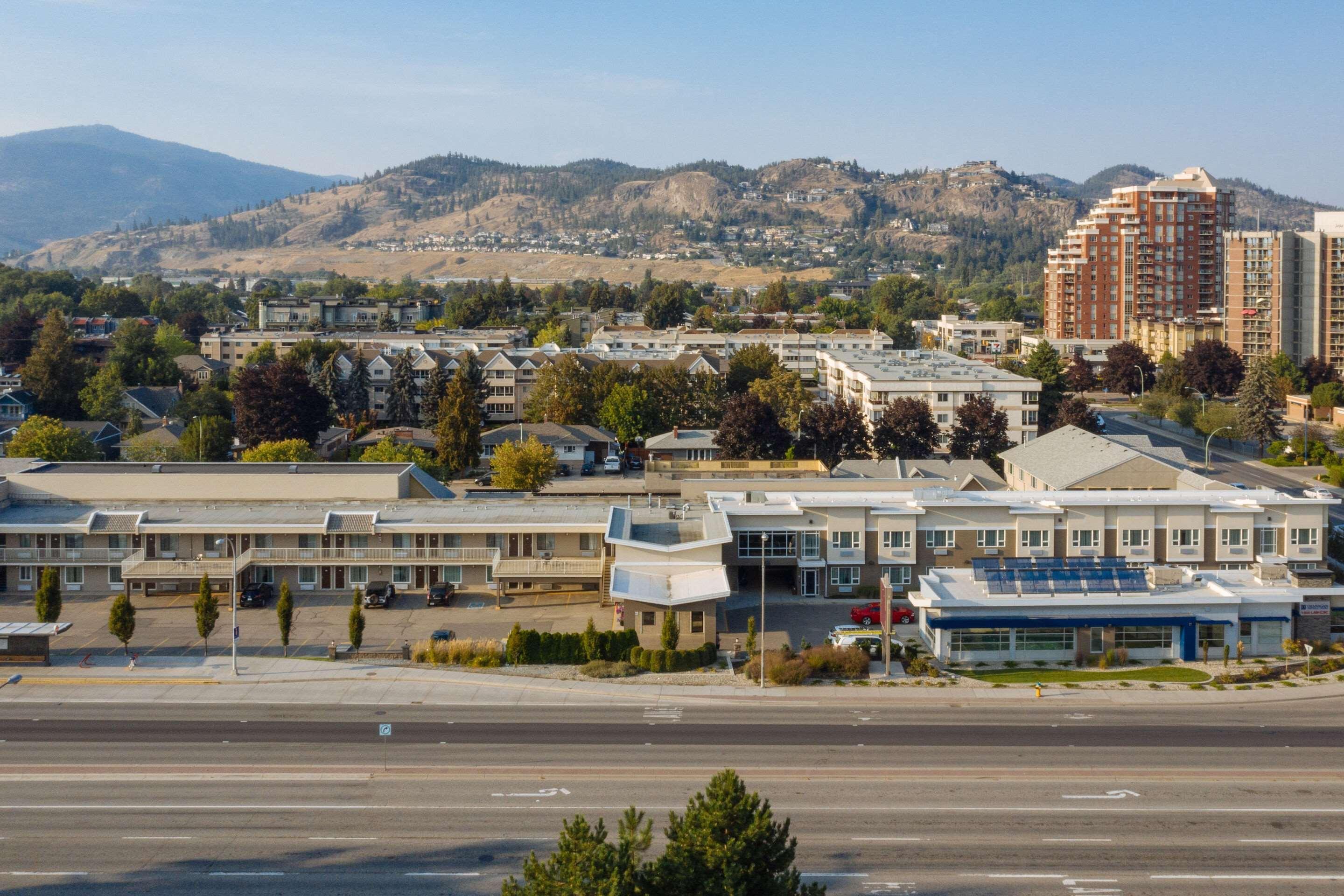 Econo Lodge Inn & Suites Kelowna Exterior photo